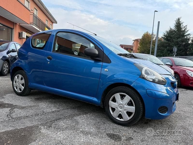 Usata Toyota Aygo Connect Style 68 CV (50 kW) 2011 Blu Utilitaria