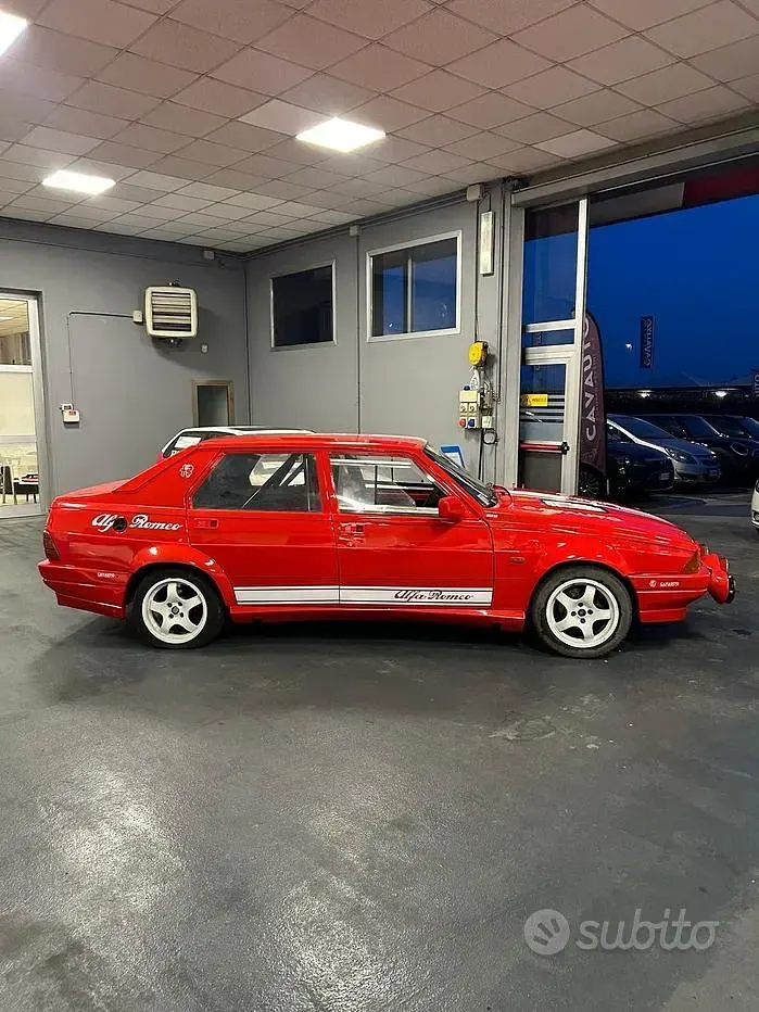 Usata Alfa Romeo 75 155 CV (114 kW) 1988 Rosso Berlina