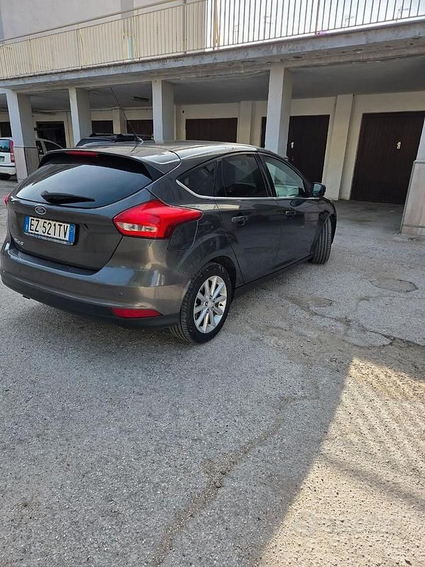 Usata Ford Focus 100 CV (73 kW) 2015 Grigio Berlina