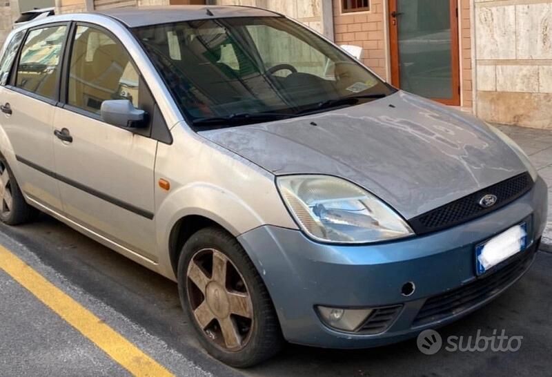Usata Ford Fiesta 80 CV (58 kW) 2002 Grigio Utilitaria