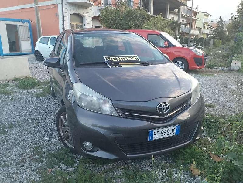 Usata 2013 Toyota Yaris Lounge Tre volumi | 6700 € (Buon prezzo) - Immagine 1/4