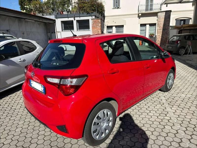 Usata Toyota Yaris Cool 72 CV (52 kW) 2019 Rosso Berlina