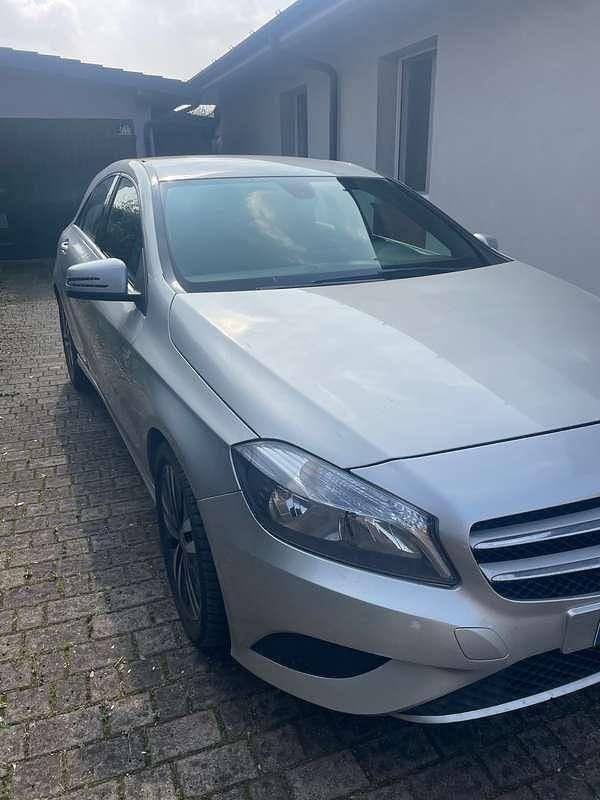 Usata Mercedes A180 109 CV (80 kW) 2014 Argento Berlina