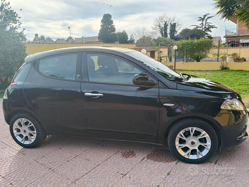 Usata Lancia Ypsilon 69 CV (50 kW) 2016 Nero Utilitaria
