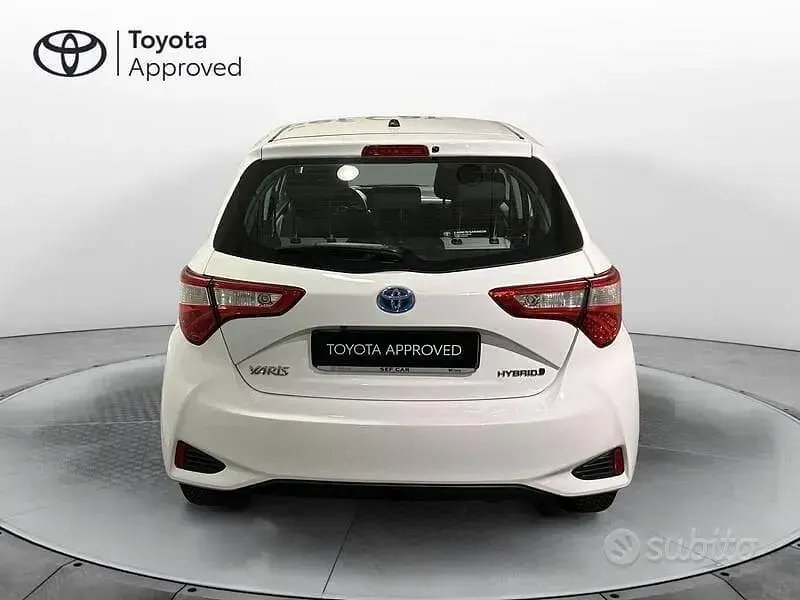 Usata Toyota Yaris Hybrid Active 101 CV (74 kW) 2020 Bianco Berlina