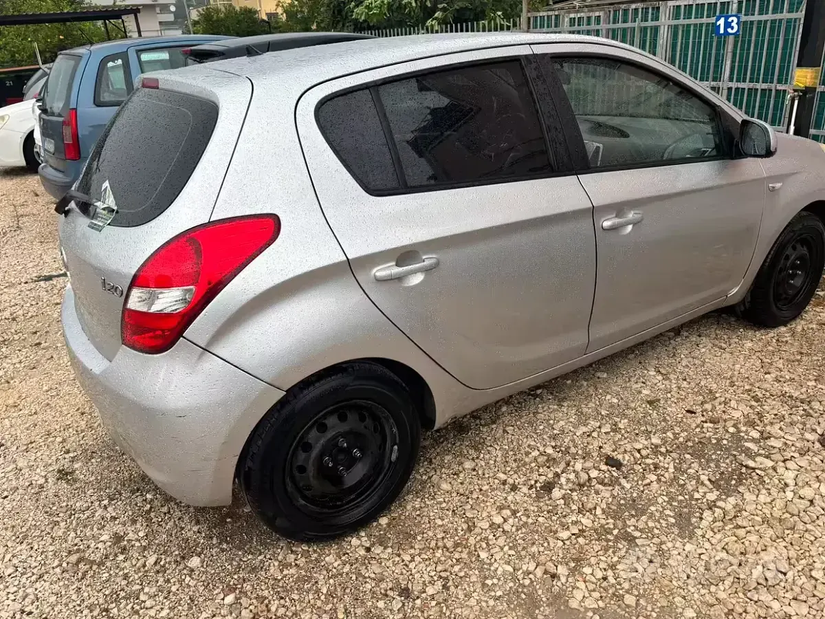 Usata Hyundai i20 78 CV (57 kW) 2011 Grigio Utilitaria