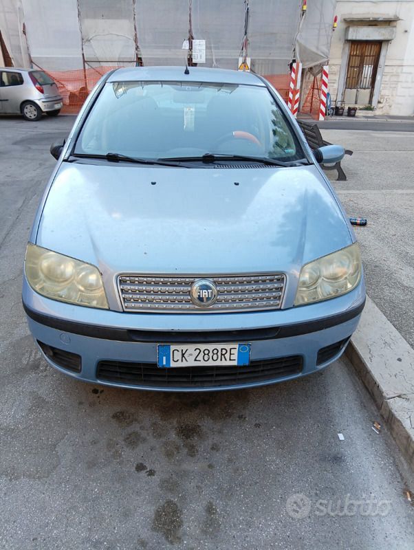 Blu Usata 2004 Fiat Punto Due volumi | 2000 € - Immagine 1/4