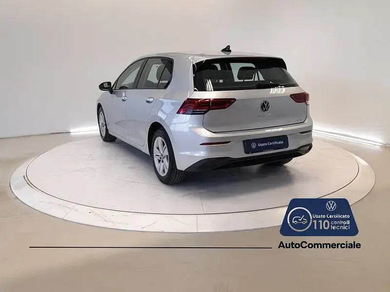 Usata VW Golf VIII Life 150 CV (110 kW) 2020 Argento Berlina