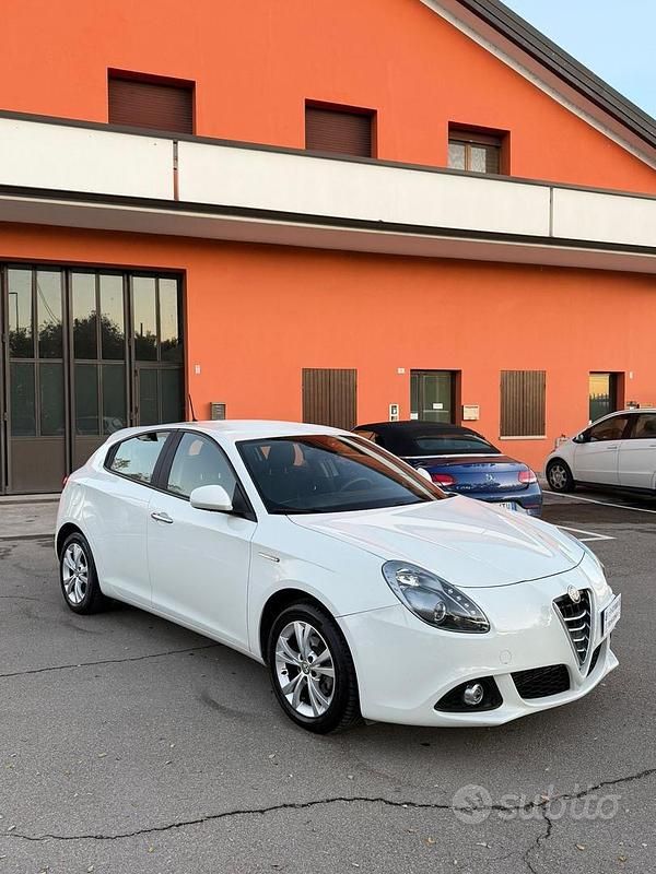 Usata Alfa Romeo Giulietta Exclusive 105 CV (77 kW) 2015 Bianco Utilitaria
