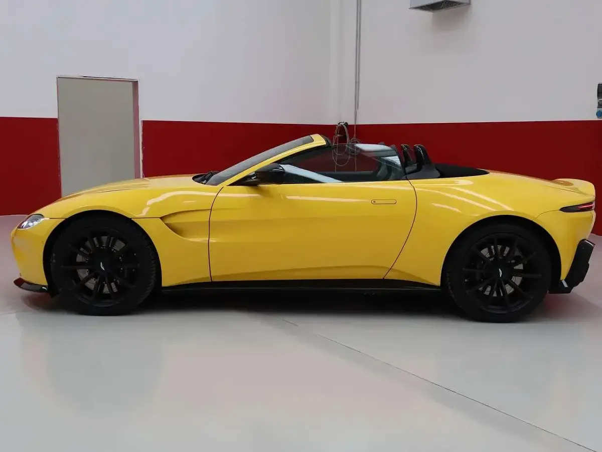 Usata Aston Martin V8 Vantage 510 CV (375 kW) 2023 Giallo Cabrio