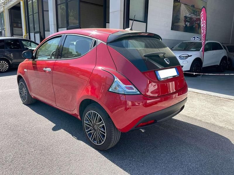 Usata Lancia Ypsilon Silver 69 CV (50 kW) 2024 Rosso Utilitaria
