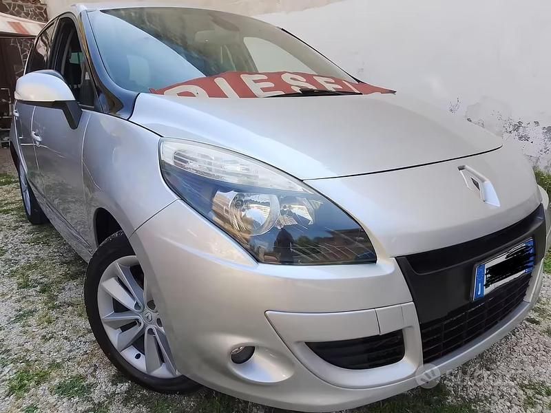 Usata Renault Scénic III 110 CV (80 kW) 2012 Grigio Monovolume