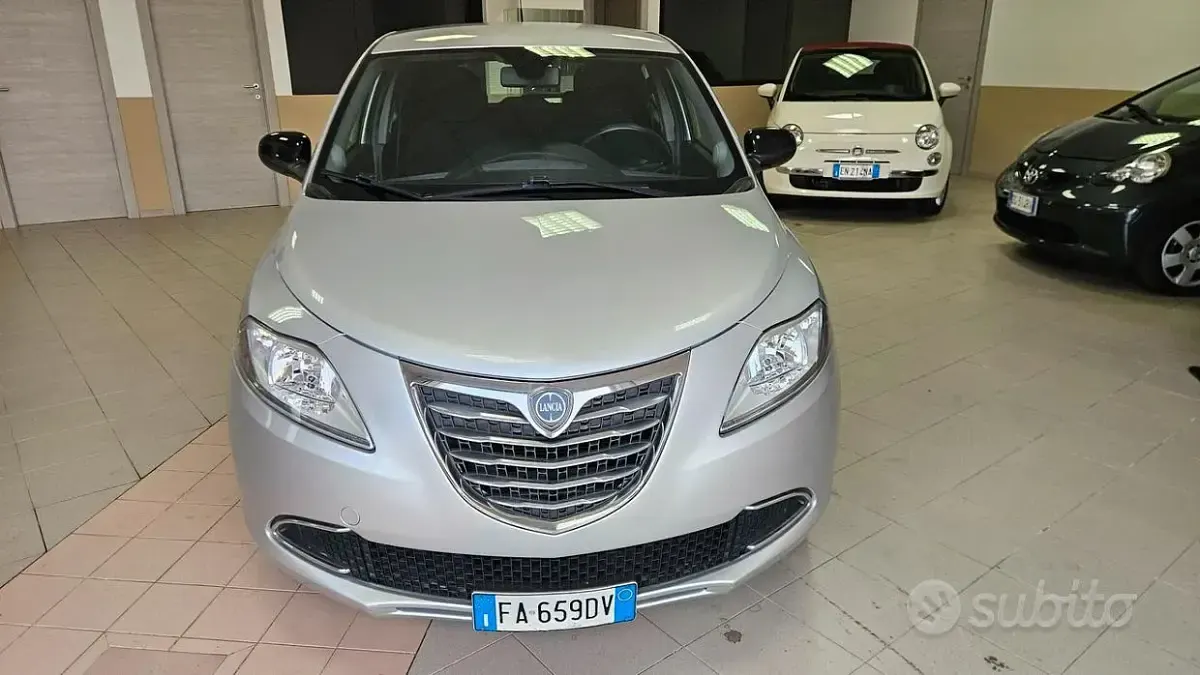 Usata Lancia Ypsilon 69 CV (50 kW) 2015 Grigio Utilitaria