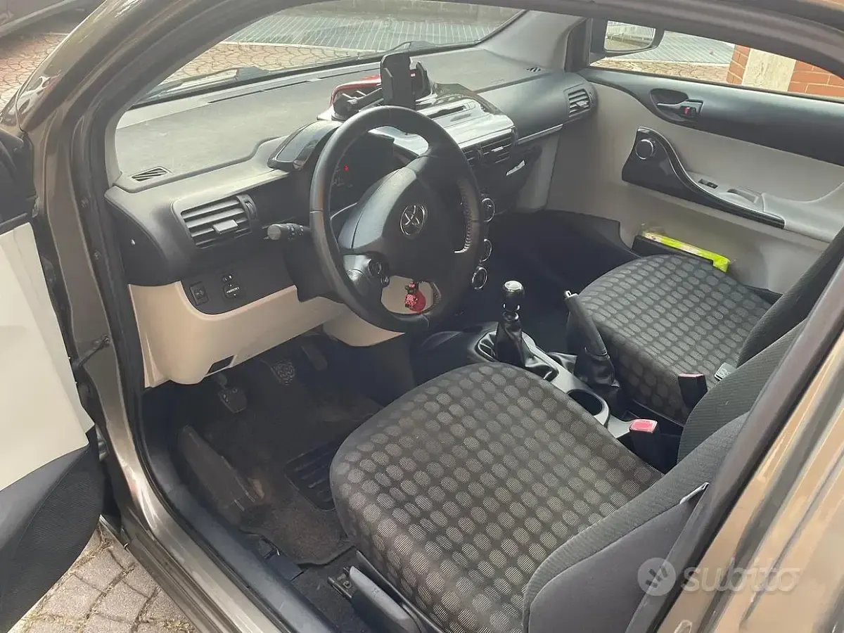 Usata Toyota iQ 68 CV (50 kW) 2012 Marrone Utilitaria