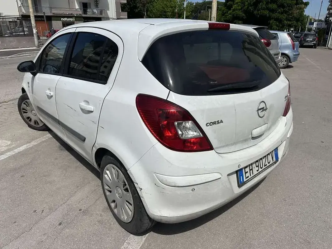 Usata Opel Corsa Edition 75 CV (55 kW) 2011 Bianco Utilitaria