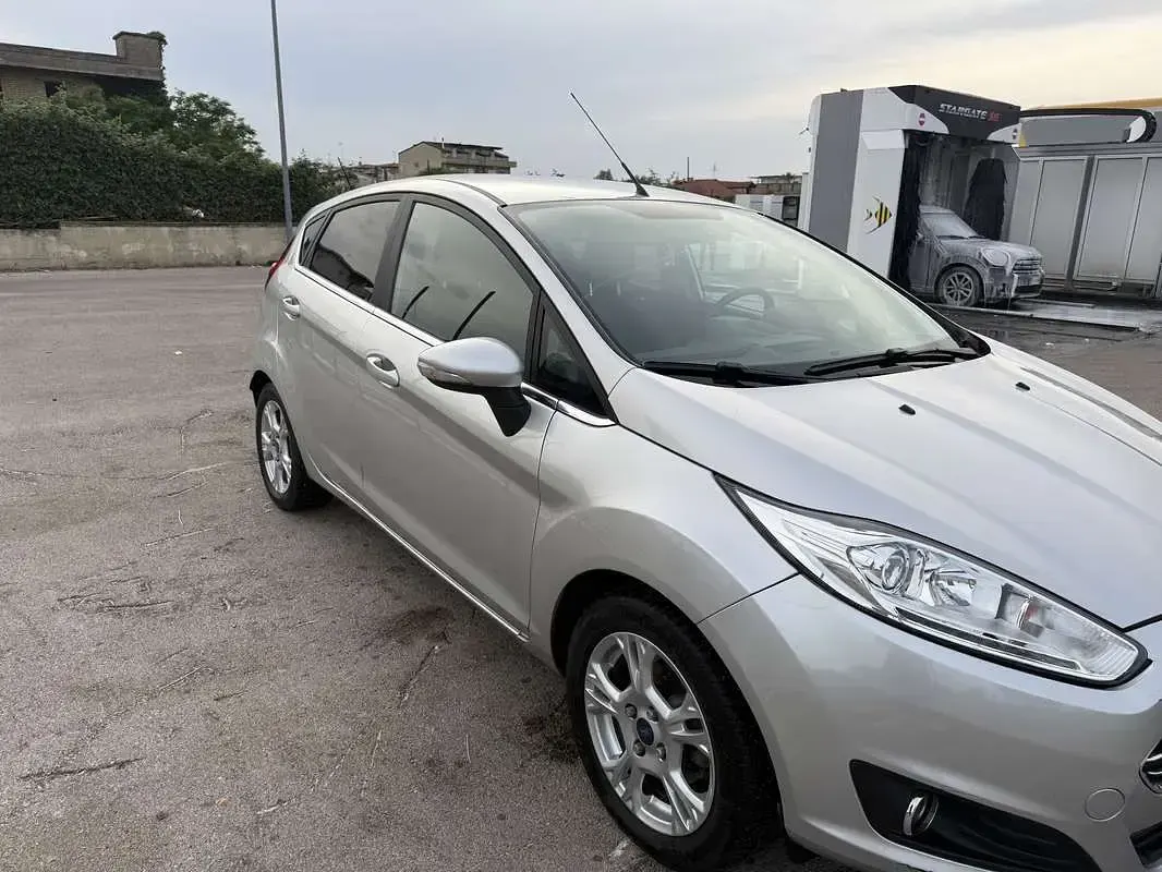 Usata Ford Fiesta Titanium 75 CV (55 kW) 2017 Grigio Utilitaria