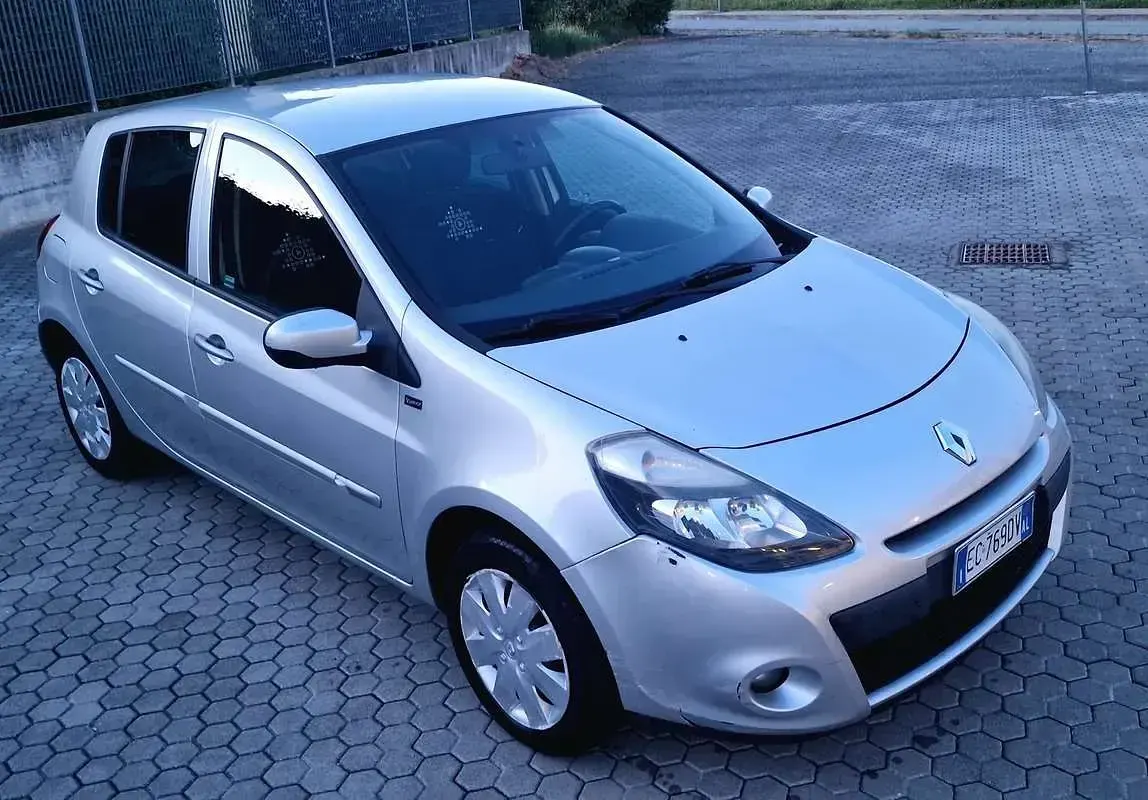Usata Renault Clio II Dynamique 75 CV (55 kW) 2011 Berlina