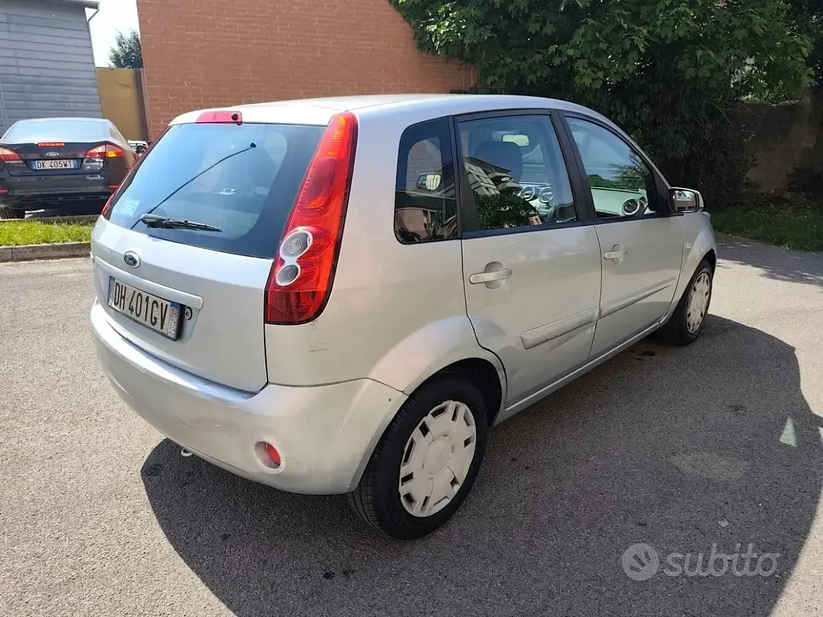 Gebraucht Ford Fiesta 75 PS (55 kW) 2007 Grau Kleinwagen