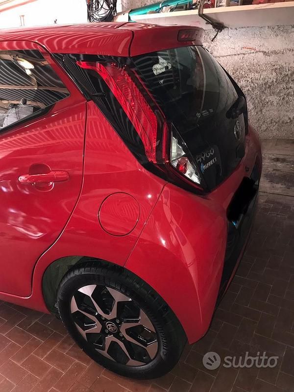 Usata Toyota Aygo Connect Style 72 CV (52 kW) 2021 Rosso Utilitaria