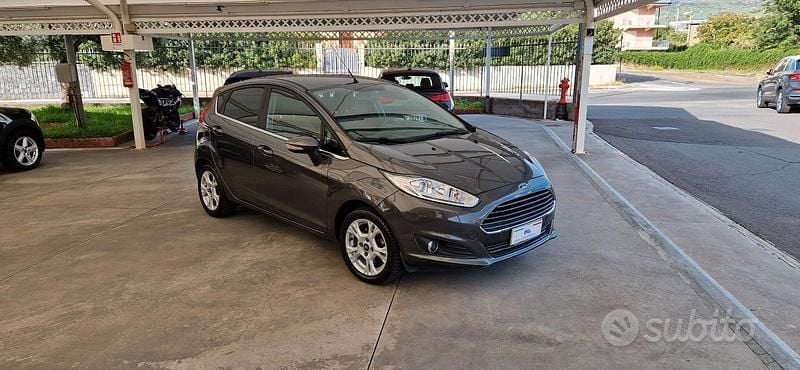 Usata Ford Fiesta Titanium 101 CV (74 kW) 2016 Grigio Utilitaria