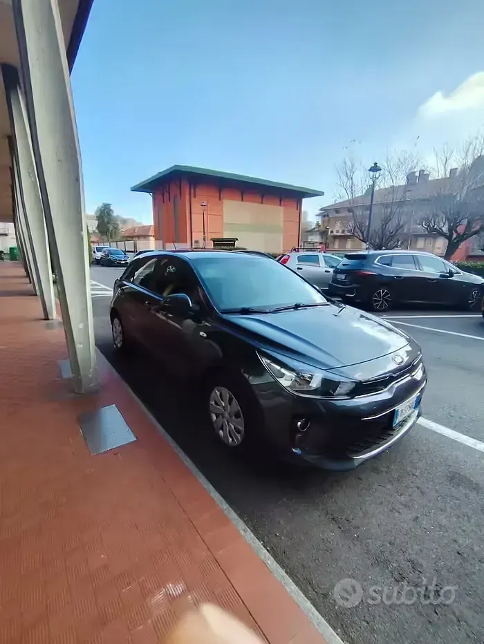 Usata Kia Rio 84 CV (61 kW) 2017 Grigio Berlina