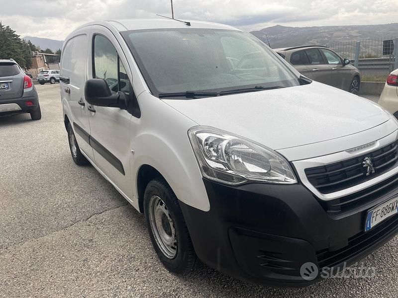 Bianco Usata 2017 Peugeot Partner Monovolume | 6990 € (Buon prezzo) - Immagine 1/4