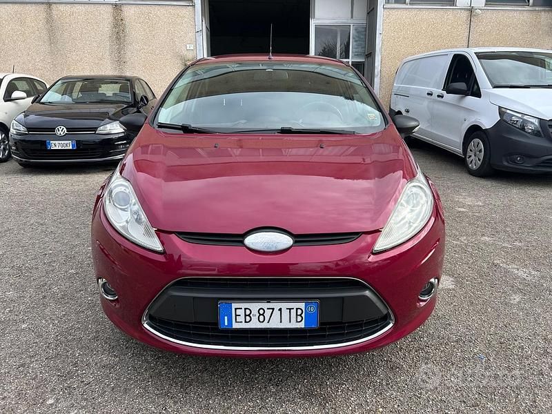 Usata Ford Fiesta Titanium 68 CV (50 kW) 2010 Rosso Berlina