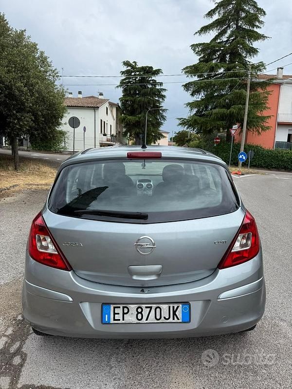 Usata Opel Corsa 2012 Grigio Berlina