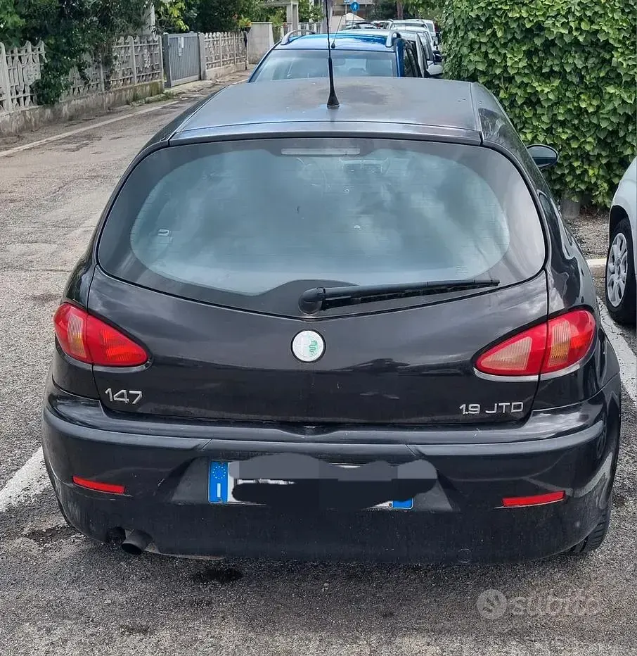 Begagnad Alfa Romeo 147 116 HK (85 kW) 2002 Svart Halvkombi