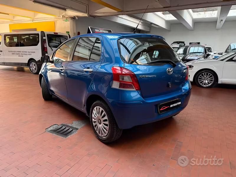 Usata Toyota Yaris 101 CV (74 kW) 2010 Blu Utilitaria