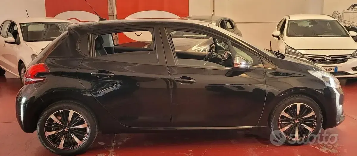 Usata Peugeot 208 Signature Sky 102 CV (75 kW) 2019 Nero Utilitaria