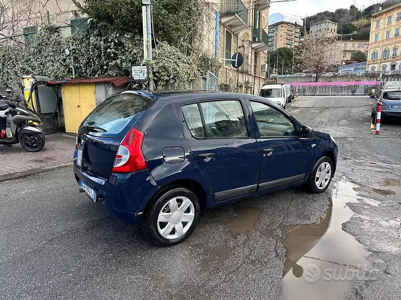 Usata Dacia Sandero Lauréate 74 CV (54 kW) 2010 Blu Berlina