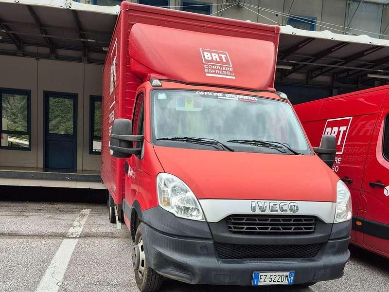 Usata Iveco Daily 140 CV (102 kW) 2015 Rosso Furgone