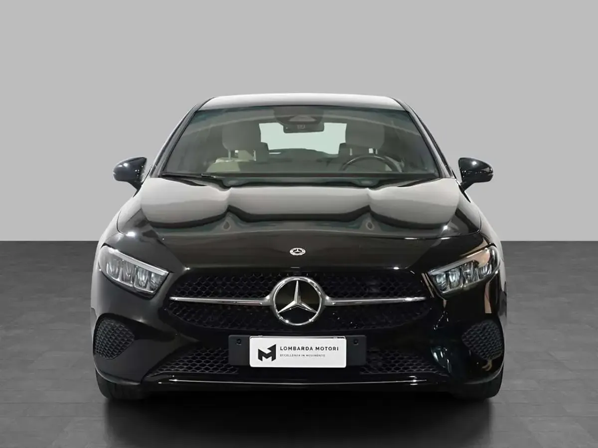 Usata Mercedes A180 AMG Line Premium Plus 116 CV (85 kW) 2023 Nero metallizzato Berlina