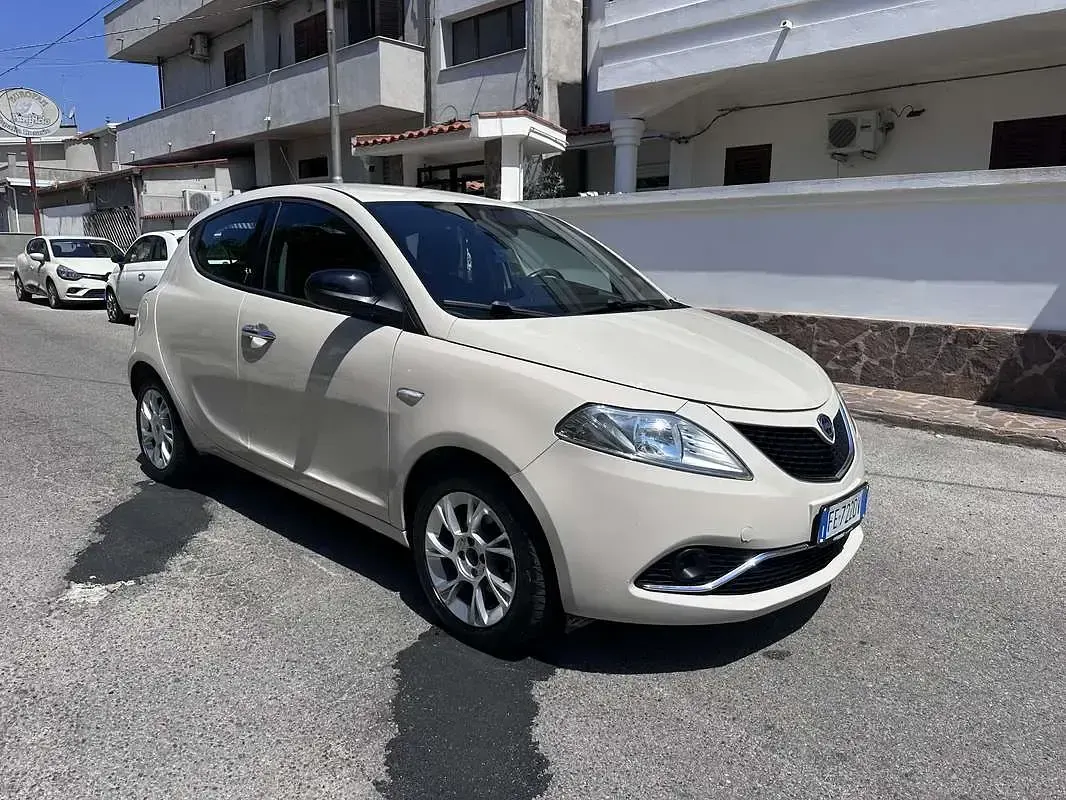 Usata Lancia Ypsilon Gold 95 CV (69 kW) 2016 Beige Utilitaria