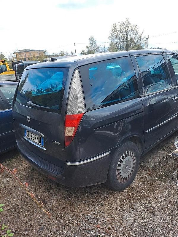 Usata Lancia Phedra 128 CV (94 kW) 2004 Grigio Monovolume