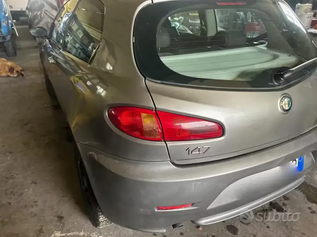 Usata Alfa Romeo 147 105 CV (77 kW) 2006 Grigio Utilitaria