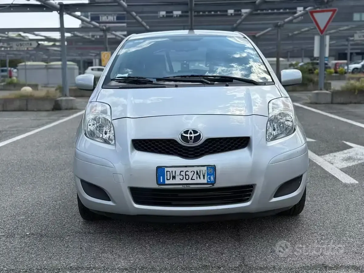 Usata Toyota Yaris Luxury 69 CV (50 kW) 2009 Grigio Utilitaria
