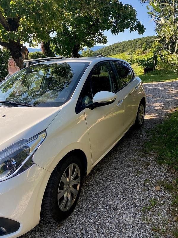 Begagnad Peugeot 208 100 HK (73 kW) 2019 Vit Halvkombi