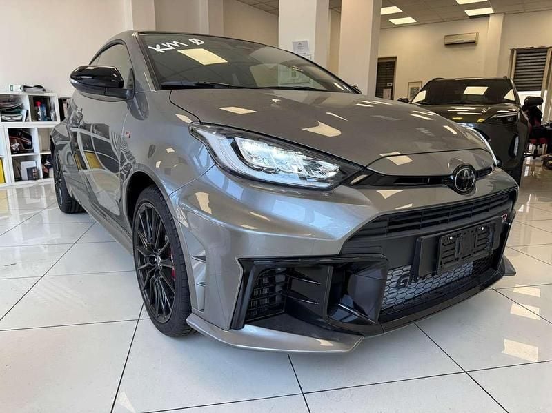 Usata Toyota Yaris 280 CV (205 kW) 2024 Grigio Berlina