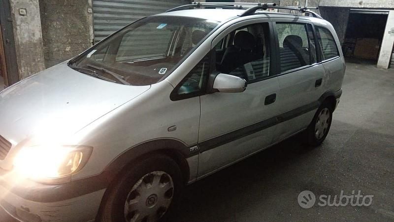 Usata Opel Zafira 101 CV (74 kW) 2002 Grigio Monovolume
