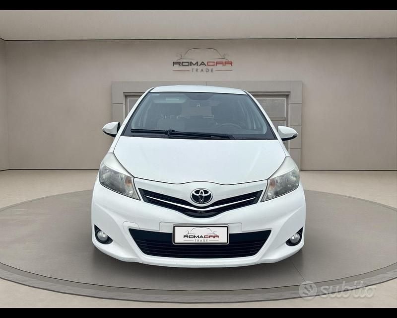 Usata Toyota Yaris Lounge 99 CV (72 kW) 2012 Bianco Berlina