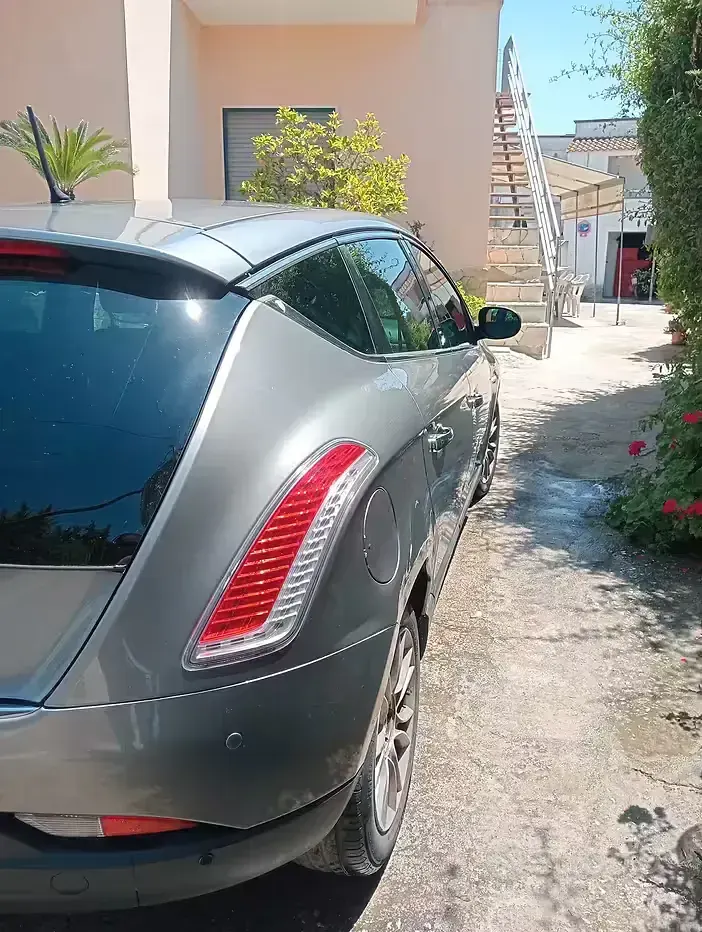Usata Lancia Delta 120 CV (88 kW) 2008 Grigio Utilitaria