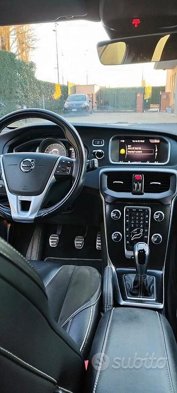 Usata Volvo V40 120 CV (88 kW) 2018 Nero Station wagon