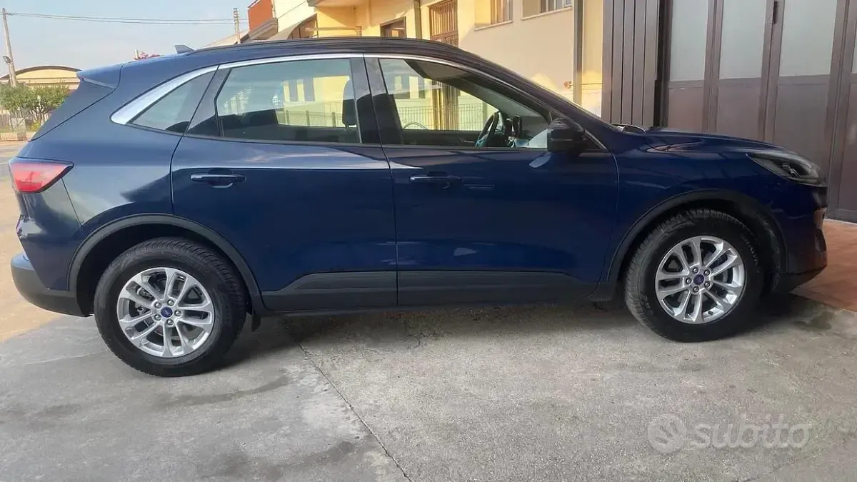 Usata Ford Kuga Titanium 120 CV (88 kW) 2022 Bluazzurro SUV