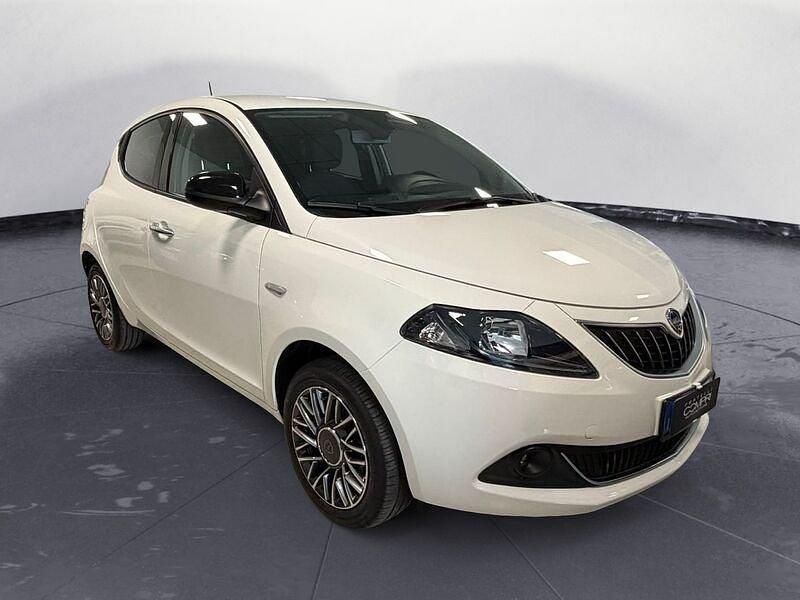 Usata Lancia Ypsilon Gold 69 CV (50 kW) 2023 Bianco Utilitaria