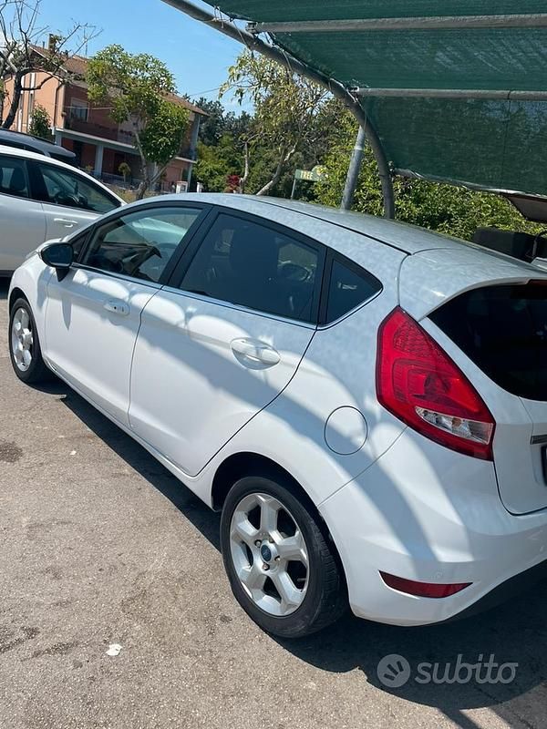 Usata Ford Fiesta Titanium 82 CV (60 kW) 2011 Bianco Utilitaria