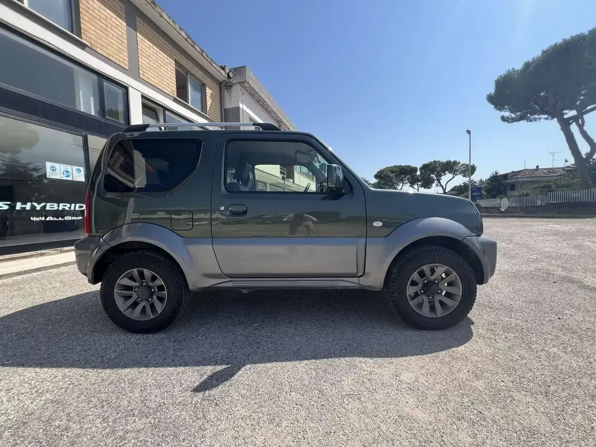 Usata Suzuki Jimny 84 CV (61 kW) 2017 Verde SUV