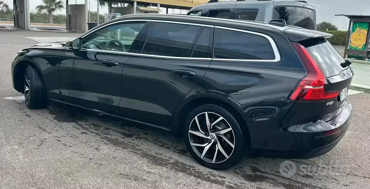 Usata Volvo V60 Momentum 150 CV (110 kW) 2019 Nero Station wagon