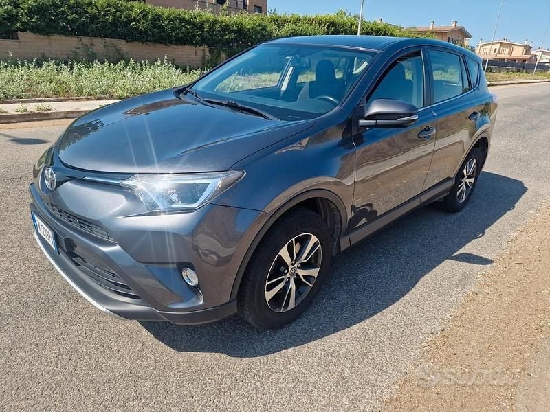 Usata Toyota RAV4 Business Edition 143 CV (105 kW) 2017 Marrone SUV